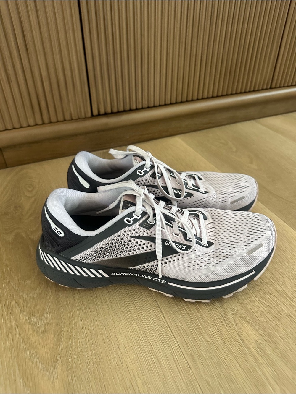 Brooks Adrenaline GTS 22 running shoes size 9.5